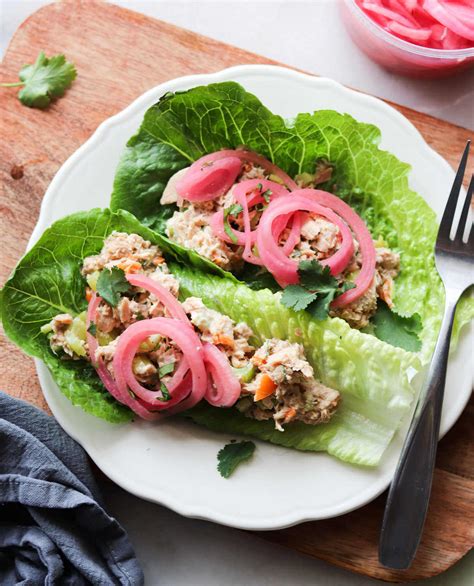 What are the main ingredients needed to make Thai spicy tuna lettuce wraps?